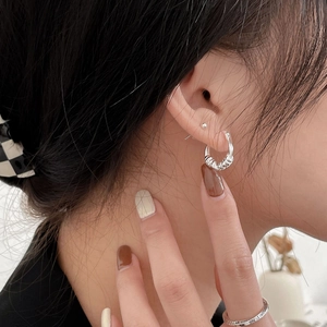 S925 sterling silver geometric twisted hoop earrings with small stud on earlobe