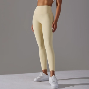 Détail du legging de yoga taille haute sans couture jaune clair avec effet galbant