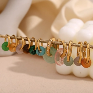 Details von 18K vergoldeten Creolen mit Naturstein-Anhängern im Boho-Stil