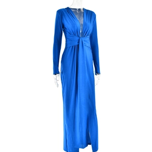 Détail de robe bleue à col en V profond avec nœud à la taille et fente latérale haute