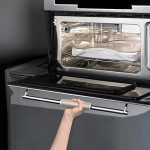 Close-up of silver-gray mesh oven handle cover providing heat insulation and non-slip grip