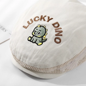 Cappellino bimbo in mesh e cotone avorio con ricamo dinosauro verde e scritta lucky dino