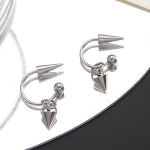 Vue détaillée de boucles d'oreilles punk argentées avec étoile, clous et design en C