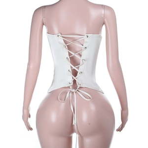 Détail du corset en satin blanc avec laçage croisé sexy et design dos nu élégant