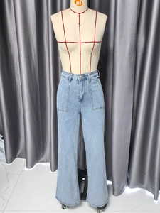 Detail van lichtblauwe wijde jeans met hoge taille, voorzakken en een gewassen denim textuur