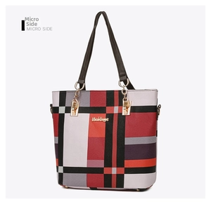Détail du sac cabas à carreaux colorés avec logo en métal doré et bandoulière chaîne