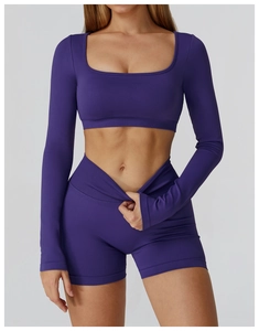 Vue détaillée de l'ensemble de yoga violet avec haut à col carré et short taille en V