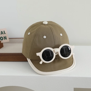 Détail d'une casquette de baseball bébé en coton vert olive avec lunettes décoratives