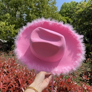 Sombrero de vaquero rosa con borde de plumas y emblema de corona para mujer