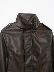 Dettaglio della giacca in pelle marrone con colletto alla coreana, spalline e zip frontale