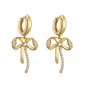 Elegante goldene Schleifenohrringe mit weißen Zirkonia-Steinen auf weißem Grund