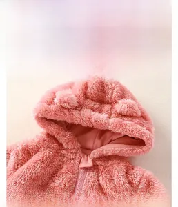 Detailaufnahme des rosa Baby-Plüsch-Einpeters mit Bärenohren und weicher Fleece-Struktur