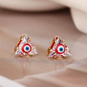 Makroansicht vergoldeter Dreiecksohrringe mit Kristall-Evil-Eye-Motiv für Damen