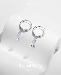 Détail de boucles d'oreilles goutte en argent s925 avec zircons cubiques brillants