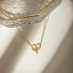 Collier en acier inoxydable plaqué or 18k avec pendentif cœur et lettrage MOM chic