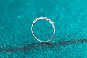 Close-up of S925 sterling silver ring featuring a moissanite wavy row of sparkling diamonds