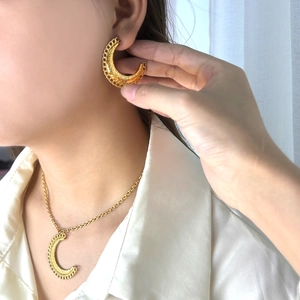 Collier Lune Et Boucles D'oreilles Bijoux Acier Inoxydable Évidé Texture Sculptée Rétro Français Vintage Femmes