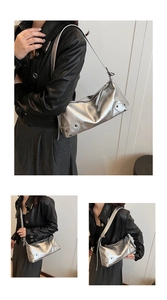 Vue détaillée du sac à bandoulière en cuir argenté avec rivets et fermeture éclair