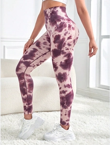 Détail arrière du legging taille haute tie-dye montrant la texture côtelée sans couture