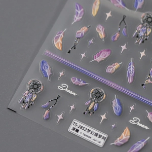 Stickers ongles 5D gaufrés avec attrape-rêves et plumes violettes élégantes