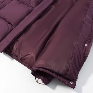 Piumino donna bordeaux con coulisse regolabile e bottoni a pressione resistenti