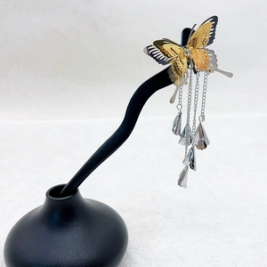 Eleganter Schmetterling Haarnadel aus Metall mit langen Quasten in einer schwarzen Vase
