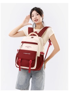Détail du sac à dos bicolore avec texte anglais et grande poche avant pratique