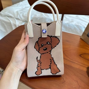 Détail du mini sac tricoté kaki avec motif chien et poignée circulaire blanche