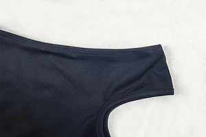 Vue détaillée de la robe moulante noire montrant le tissu extensible et la double couture
