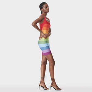 Robe bandage sexy sans manches à rayures arc-en-ciel pour femme présentée par un mannequin