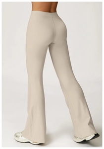 Dettaglio dei pantaloni yoga a zampa a vita alta color crema in tessuto spazzolato