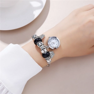 Montre bracelet vintage en perles argentées pour femmes avec pendentif papillon et cadran blanc