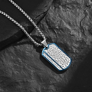 Pendentif plaque militaire homme en acier inox avec texture lune et bordure bleue chic