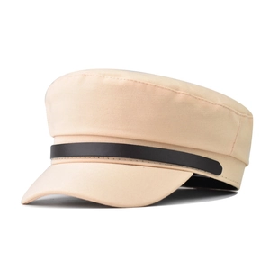 Détail de la chaîne en similicuir et boucle sur la casquette de marin en toile beige