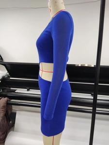 Detalle de vestido azul de manga larga con abertura sexy en la cintura y tejido brillante