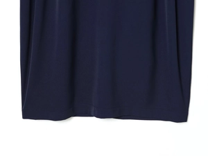 Gros plan détaillé de l'ourlet à double couture et du tissu bleu marine d'une robe