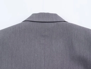 Détail de l'encolure et des coutures d'épaule d'un blazer gris de qualité
