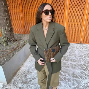 Ensemble blazer décontracté vert foncé pour femme avec dos nu et ceinture élégante