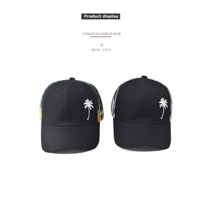 Détail de casquettes trucker en filet avec broderie palmier blanc et dégradés