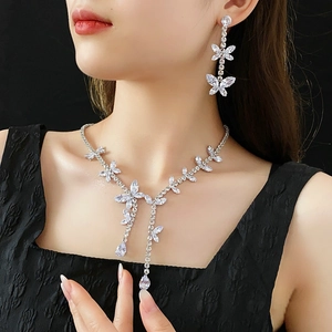 Vue détaillée du collier papillon en argent avec zircons et boucles d'oreilles assorties