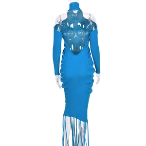 Détails de la robe en tricot bleue avec dos nu et ourlet à franges décoratives