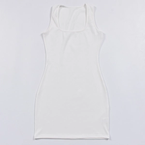Vestido de punto acanalado blanco con cuello en U y corte ajustado sin mangas en plano