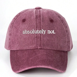 Dettaglio del ricamo bianco 'absolutely not.' su un cappello di cotone bordeaux lavato