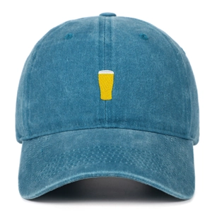 Détail de la chope de bière brodée sur la casquette en denim bleu délavé vintage