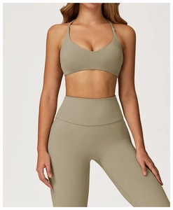 Dettaglio del set yoga verde grigio con tessuto elastico opaco e scollo a V ergonomico