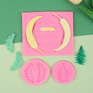 Détails des moules en silicone rose et plumes en fondant avec des textures fines