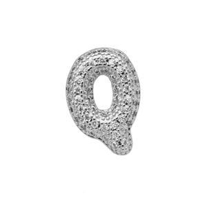 Detail van zilveren letter Q bedel met zirkonia pavé voor DIY-armbanden