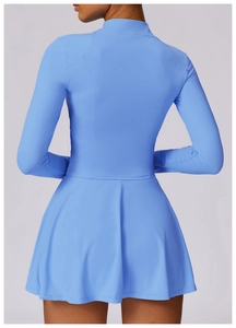 Détail de la robe de sport bleu clair anti-UV avec des coutures princesse ajustées