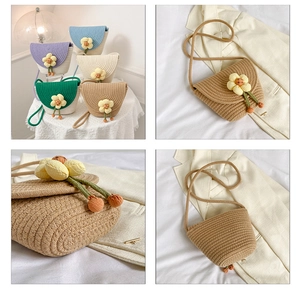 Detalle de bolso tipo cubo de punto con adorno de girasol y asa de cuerda rústica