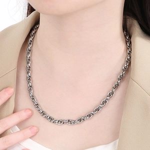 Collier à chaîne gourmette torsadée en argent poli porté par un mannequin de mode